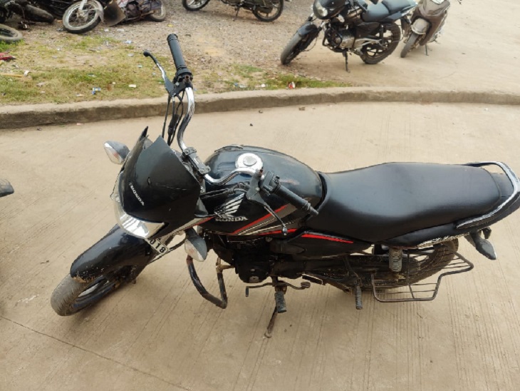 पुलिस ने आरोपियों से बाइक भी बरामद किया है।