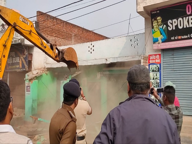 तोड़फोड़ की कार्रवाई करता निगम। - Dainik Bhaskar