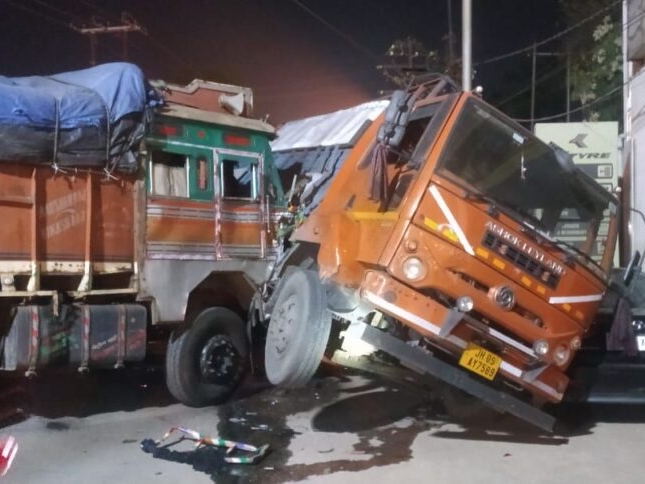 Truck hits vehicle loaded with gas cylinder | ट्रक ने गैस सिलेंडर लोड ...