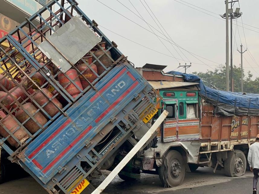Truck hits vehicle loaded with gas cylinder | ट्रक ने गैस सिलेंडर लोड ...