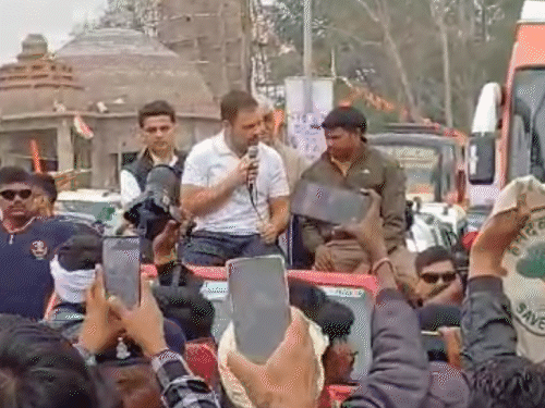 सरगुजा के उदयपुर में जनसभा को संबोधित कर रहे हैं राहुल गांधी। - Dainik Bhaskar