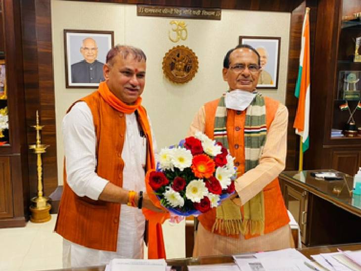 पूर्व मुख्यमंत्री शिवराज सिंह चौहान के साथ शैलेंद्र बरुआ। (फाइल फोटो)