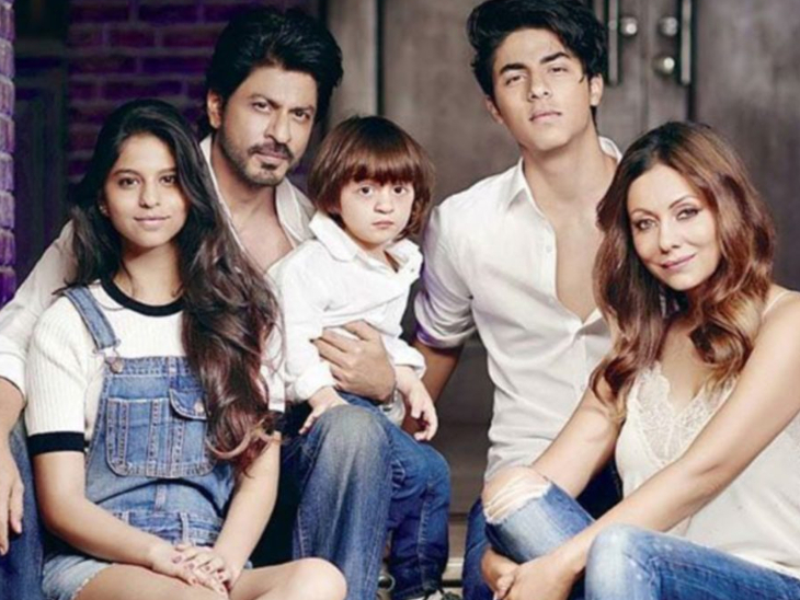 परिवार के साथ शाहरुख की एक तस्वीर।