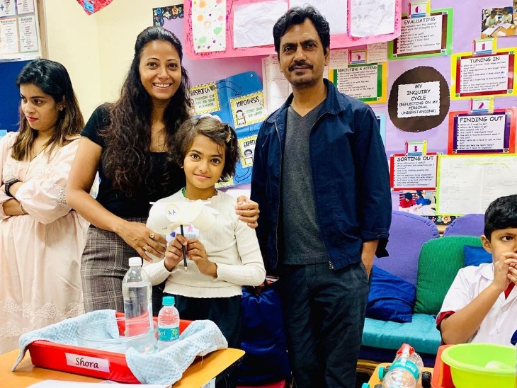 नवाजुद्दीन अपनी बेटी शोरा (बीच में) और एक्स वाइफ आलिया के साथ।