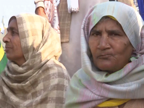 पंजाब-हरियाणा बॉर्डर पर किसानों का जमावड़ा है। आंसू गैस के गोले का असर कम करने के लिए गीली बोरियां लाई गई हैं। - Dainik Bhaskar