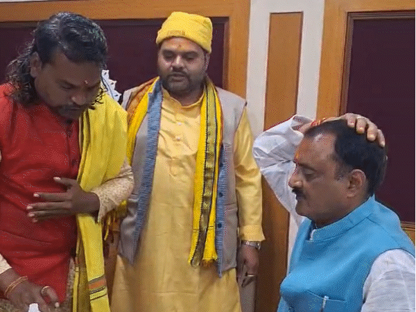 ऊर्जा विकास निगम के अध्यक्ष का पदभार ग्रहण करते मंत्री राकेश शुक्ला.. - Dainik Bhaskar