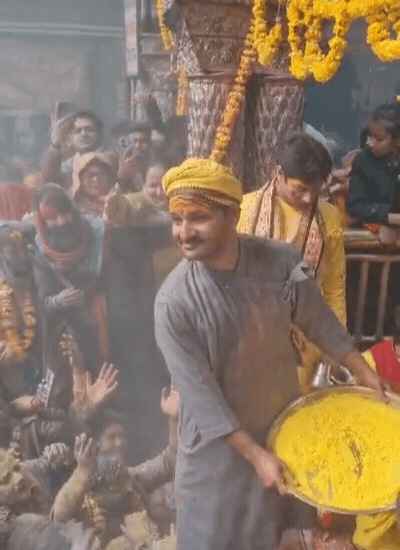 भगवान को गुलाल लगाने के बाद भक्तों पर भी गुलाल उड़ाया गया।