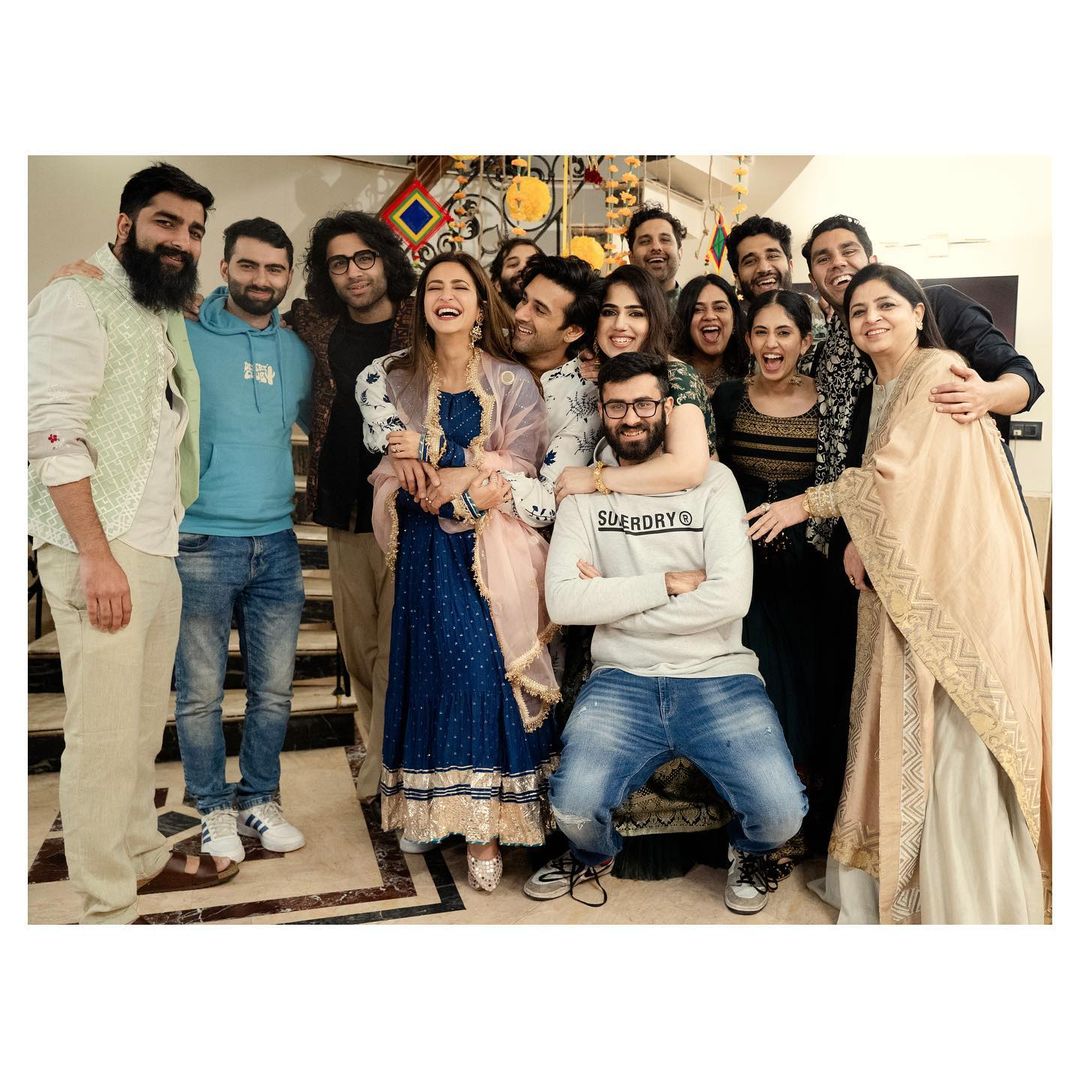 फैमिली फ्रेंड्स के साथ कपल की यह तस्वीरें जनवरी में वायरल हुई थीं।