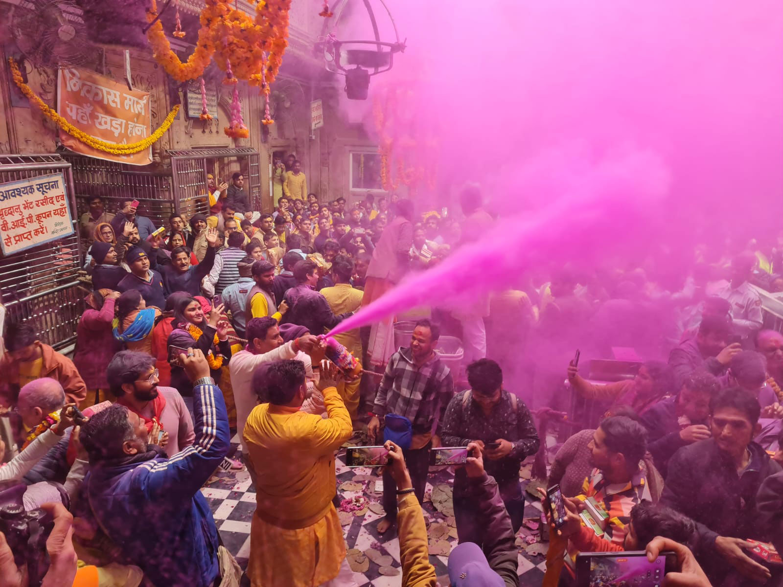 बांके बिहारी मंदिर में होली उत्सव के दौरान कुछ लोग स्प्रे से भी रंग बिखेरते नजर आए।