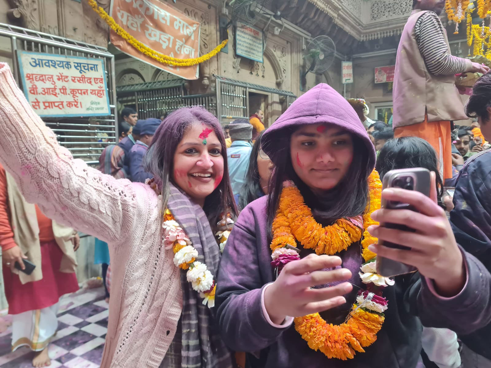 वसंत पंचमी के दिन देशभर से लोग वृंदावन आए। इस दौरान यहां जमकर होली खेली।