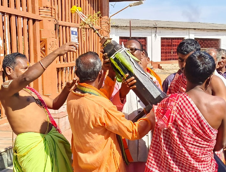 रस्म अदा करते दंतेश्वरी मंदिर के पुजारी।