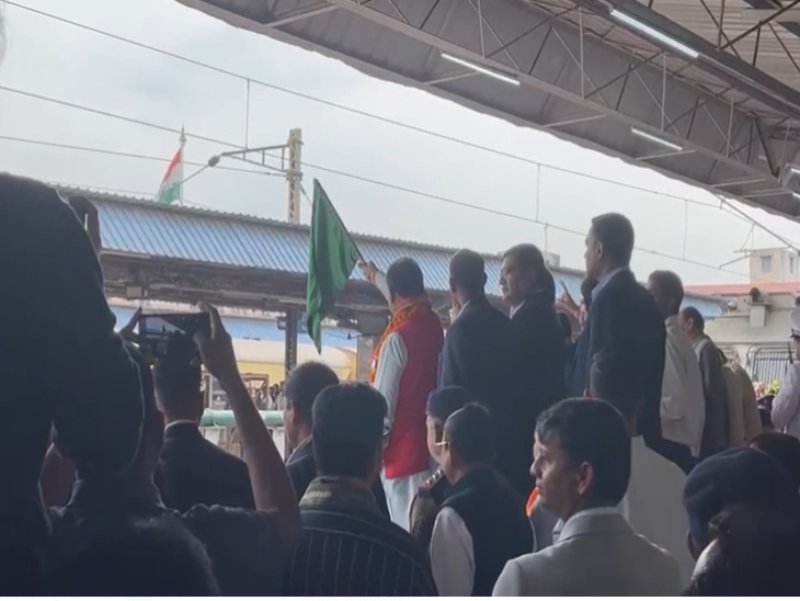 सीएम साय ने रायपुर रेलवे स्टेशन से ट्रेन को हरी झंडी दिखाकर रवाना किया।