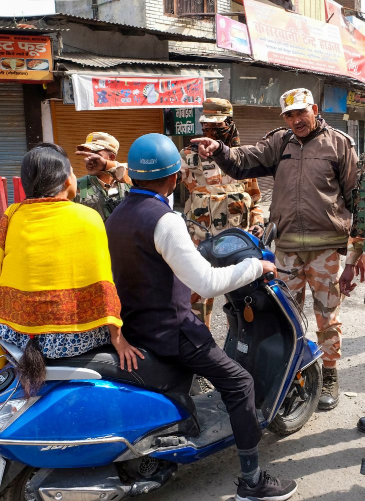 बनभूलपुरा की गलियों में अब भी पुलिस तैनात है। हर आने-जाने वाले से पूछताछ की जा रही है।