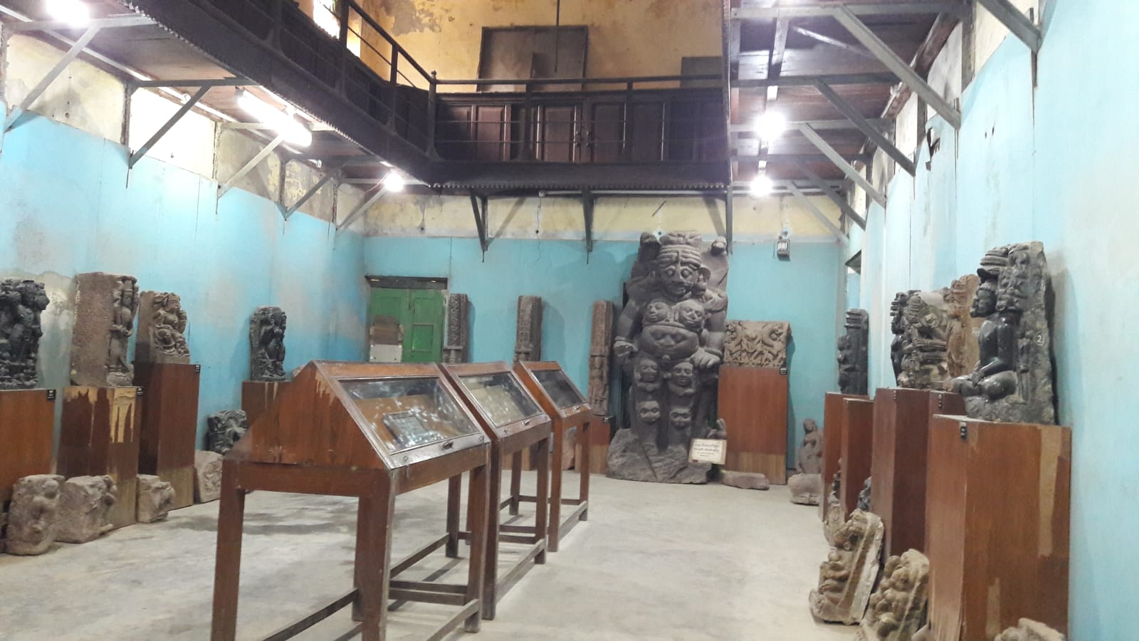 संग्रहालय के हिस्से को इसलिए छोड़ दिया गया है कि मूर्तियों को शिफ्ट किए बिना उस हिस्से में निर्माण किया गया तो मूर्तियों को खतरा हो सकता है।