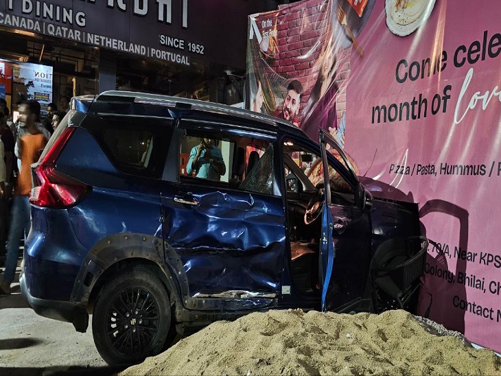 ट्रांसफार्मर में घुसी एसयूवी कार - Dainik Bhaskar