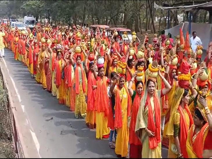 महिलाओं द्वारा निकाली गई कलश यात्रा - Dainik Bhaskar