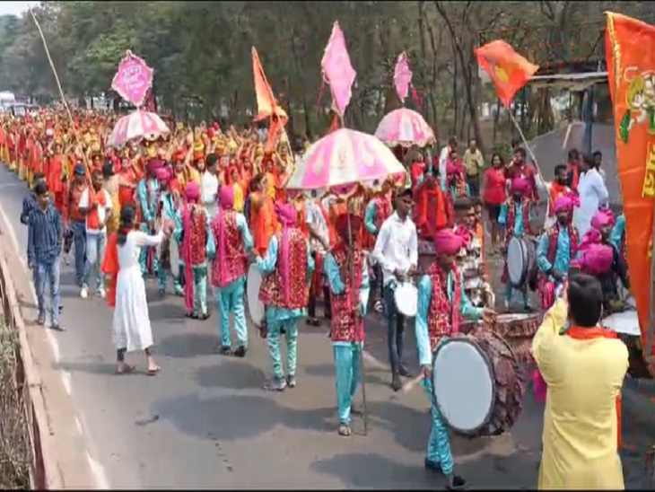 ढोल ताशों के साथ निकाली गई शोभा यात्रा।