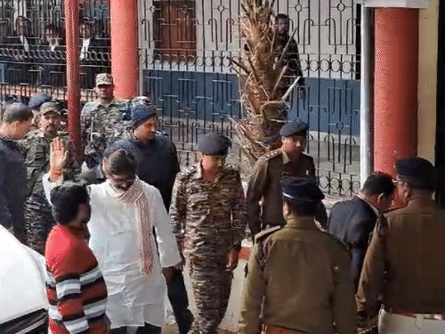 झारखंड के पूर्व CM हेमंत सोरेन को गुरुवार को कोर्ट में पेश किया गया। - Dainik Bhaskar