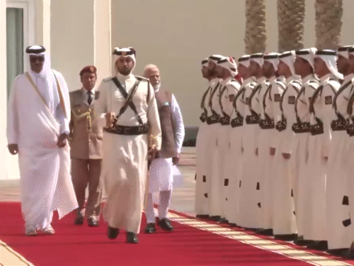 कतर के अमीर यानी शासक शेख तमीम से मिलने पहुंचे PM मोदी का सेरेमोनियल वेलकम हुआ।