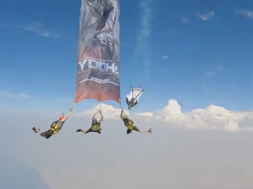 प्रोफेशनल स्काई डाइवर्स ने मिलकर दुबई के पाम आइलैंड के ऊपर फिल्म का पोस्टर लॉन्च किया है।