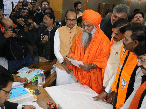 गुरुवार को बीजेपी के 4 और कांग्रेस के एक प्रत्याशी ने नामांकन दाखिल किया।