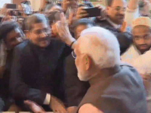 PM मोदी दोहा एयरपोर्ट से होटल पहुंचे थे। यहां भारतीय समुदाय के लोगों ने उनका स्वागत किया था।