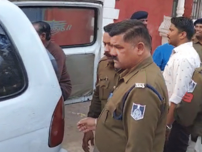 हरदा में पटाखा फैक्ट्री विस्फोट में आरोपियों को पुलिस कोर्ट लेकर पहुंची।
