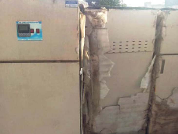 Refrigerators worth Rs 2 crore in junk 2 करोड़ के रेफ्रिजरेटर कबाड़