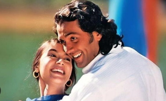 17 जुलाई, 1998 को 'करीब' रिलीज हुई थी। इस फिल्म के डायरेक्टर विधु विनोद चोपड़ा थे।