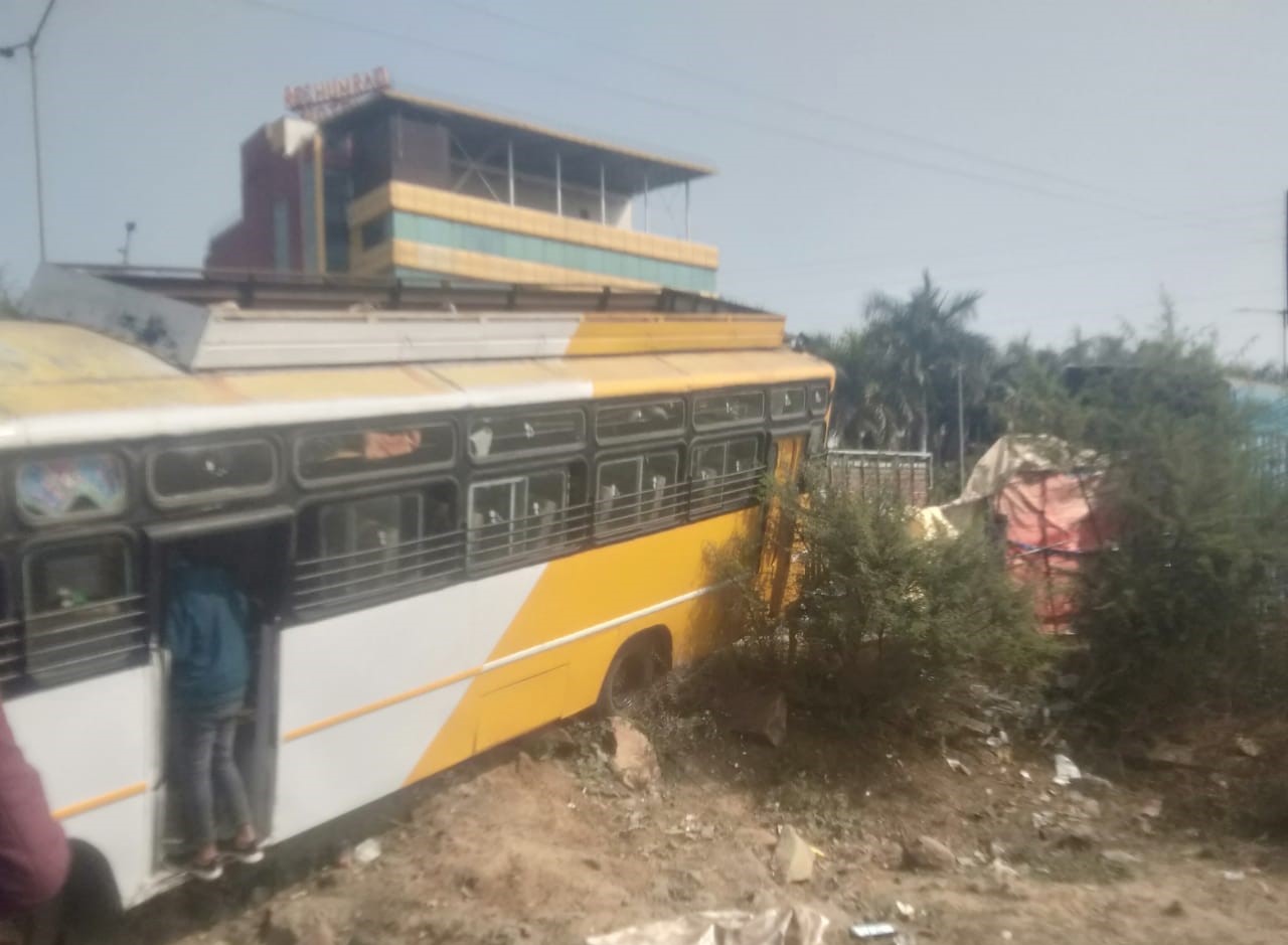 बोरवेल मशीन की टक्कर से बस अनियंत्रित होकर सड़क से नीचे उतर गई।
