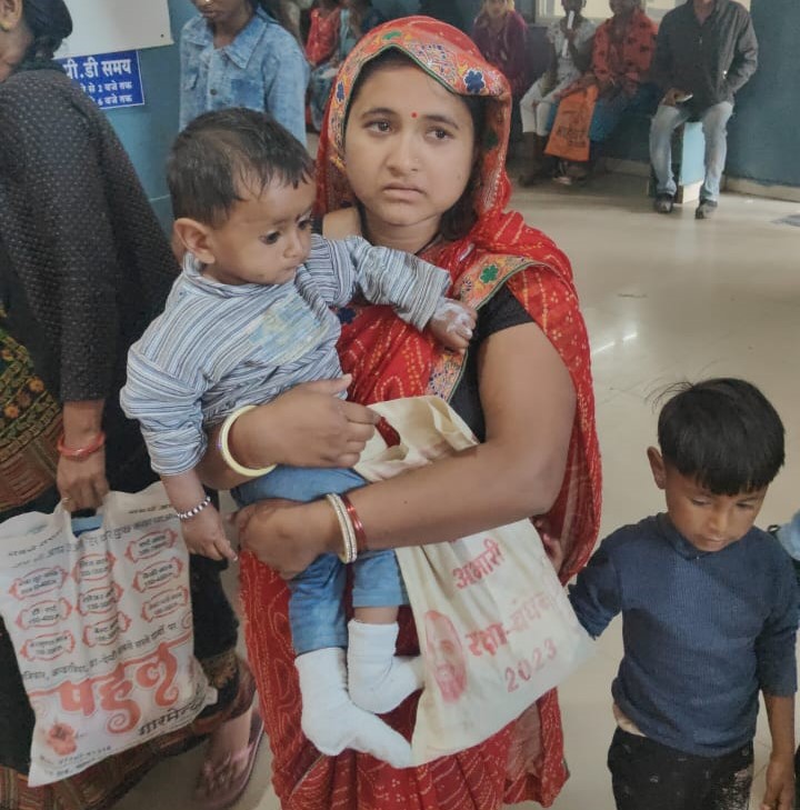 दोनों बच्चों को मामूली चोटें आई हैं। बच्चों की मां उन्हें अस्पताल लेकर पहुंची थीं।