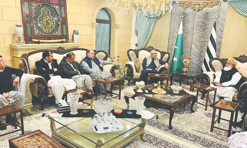 गुरुवार को चुनाव में धांधली को लेकर चर्चा के लिए PTI और JUI-F के नेताओं ने बैठक की थी।