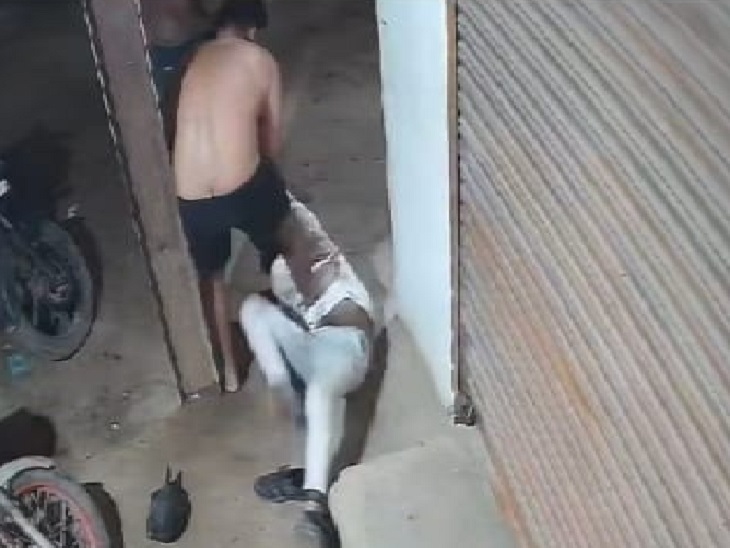 पैरों से कुचला और लोहे के औजारों से किया हमला।