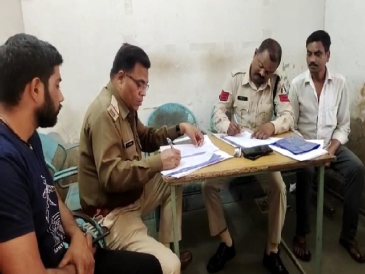 हत्या के बाद परिजन का बयान दर्ज करती पुलिस।