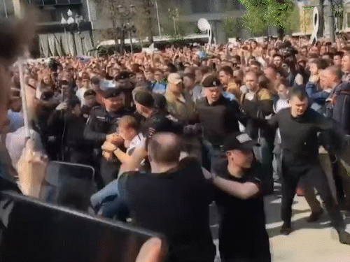 2019 में नवलनी को पुतिन के खिलाफ प्रदर्शन करने पर गिरफ्तार कर लिया गया था।