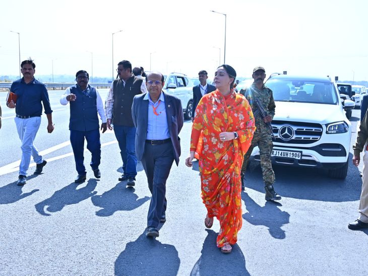 उप मुख्यमंत्री ने दिल्ली मुंबई वड़ोदरा एक्सप्रेस—वे के पैकेज 4 से 8 के लिए भांडारेज में बनाये गये एडवांस ट्रेफिक मैनेजमेंट सिस्टम का जायजा लिया।