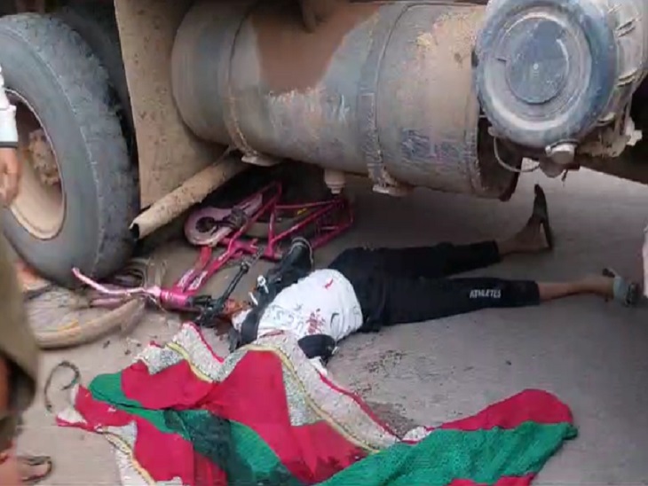 ट्रक की चपेट में आने से छात्रा की मौत। - Dainik Bhaskar