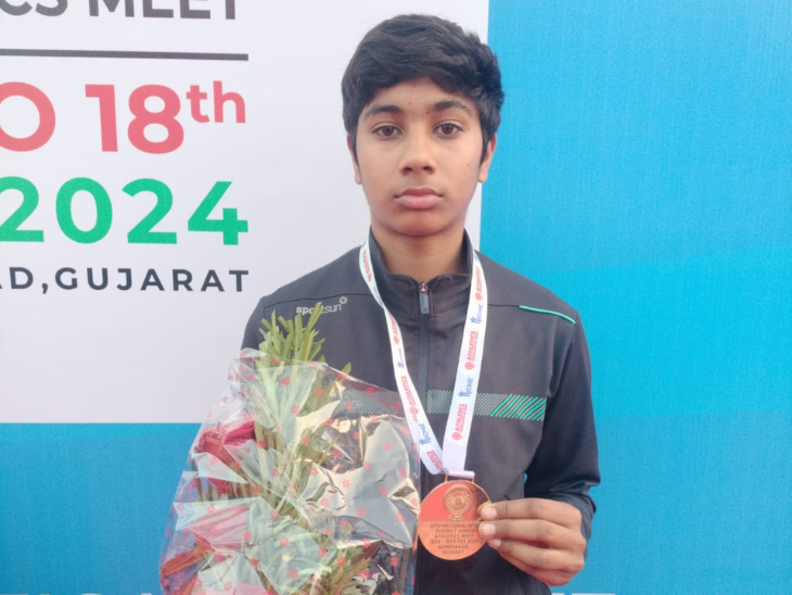 ख़ुशी के लिए दादाजी ने घर की सीमा के भीतर ही लंबी छलांग लगाने के लिए एक मैदान तैयार किया है।