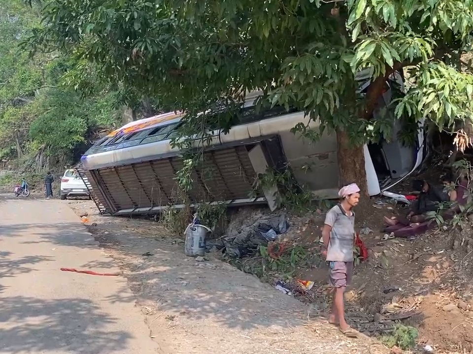 डूमरपानी के पास यात्री बस अनियंत्रित होकर पलट गई।