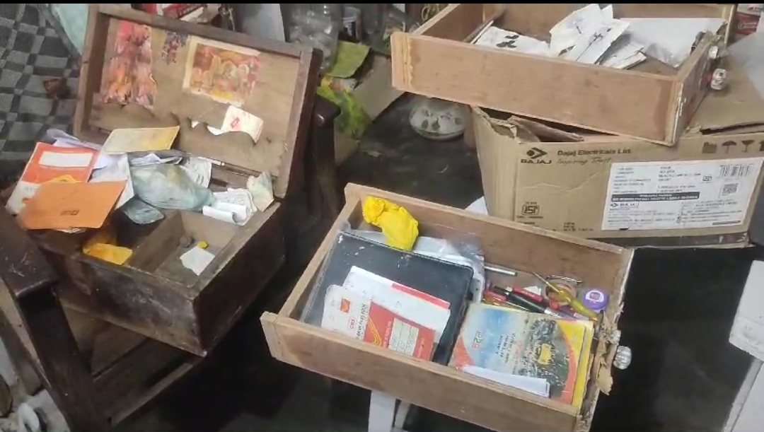 Goods worth thousands stolen from 4 shops including cash | 4 दुकानों से ...