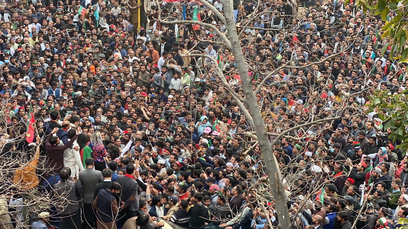 तस्वीर इस्लामाबाद की है, जहां PTI के कार्यकर्ताओं ने चुनाव में धांधली के खिलाफ प्रदर्शन किया।