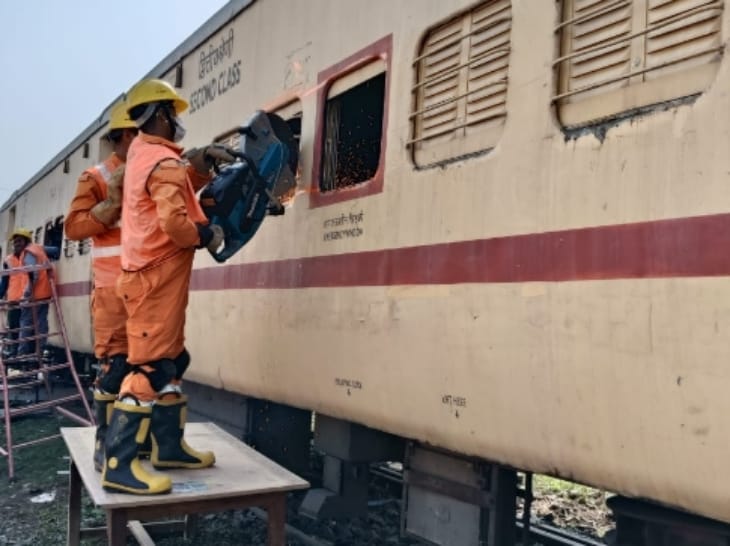Mock drill of Railways and NDRF in railway yard | रेलवे और एनडीआरएफ का यार्ड में मॉकड्रील: हादसा को लेकर दिया गया डेमो, बताया-बोगी में फंसे यात्रियों को कैसे ...