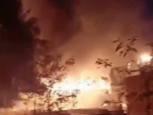 प्रदर्शनकारी SP ऑफिस की बिल्डिंग में घुस गए थे। उनके हाथों में तिरंगा भी नजर आ रहा है।