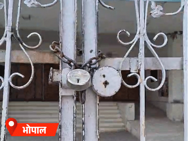 भोपाल में प्रदेश कांग्रेस कार्यालय सूना पड़ा है। दिल्ली में कमलनाथ ने शनिवार को मीडिया से कहा था, कुछ होगा तो पहले आपको बताऊंगा। - Dainik Bhaskar