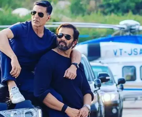 अक्षय कुमार डायरेक्टर रोहित शेट्टी के साथ।