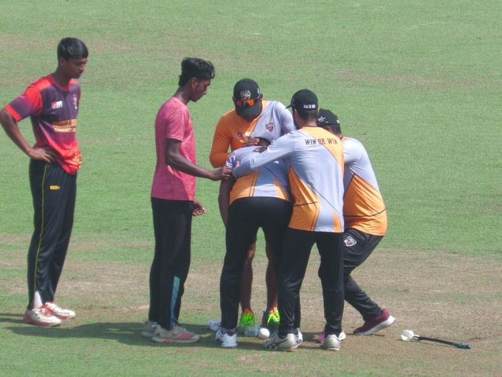 चोट लगने के बाद पास खड़े साथ खिलाड़ियों ने रहमान को संभाला और हाथ से खून रोकने का प्रयास किया।