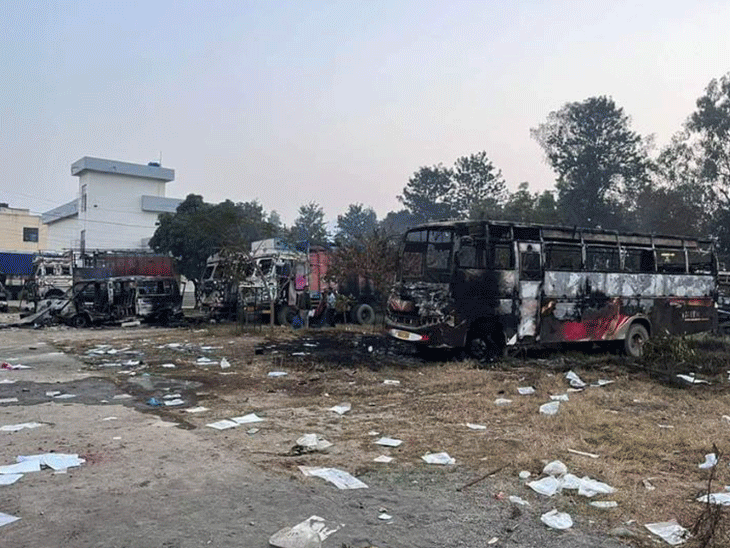 ये तस्वीरें शुक्रवार (16 फरवरी) की है। हमलावरों ने कई गाड़ियां जला दीं।