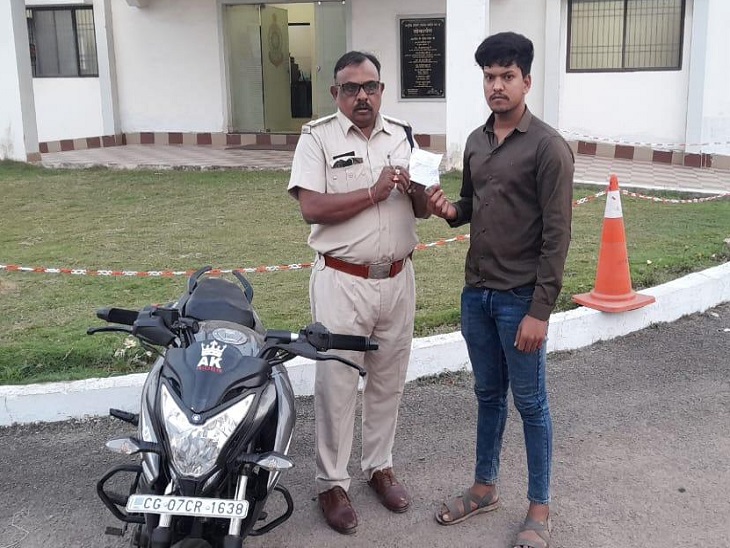 ट्रैफिक पुलिस ने काटा युवक का चालान।