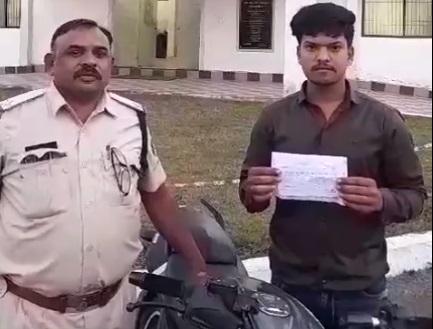 बाइक चालक ने माफी मांगते हुए लोगों से की अपील