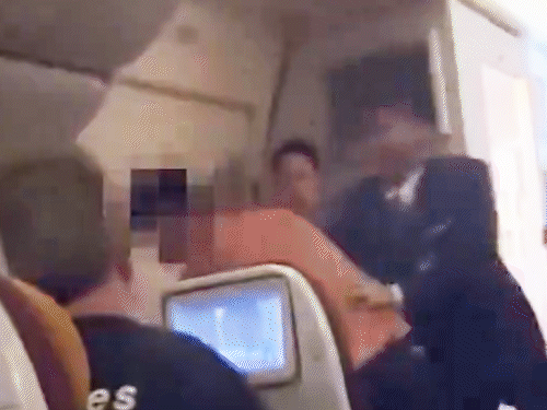 ब्रिटिश पैसेंजर ने क्रू मेंबर को घूंसा मारा। उसे रोकने की कोशिश भी की गई।